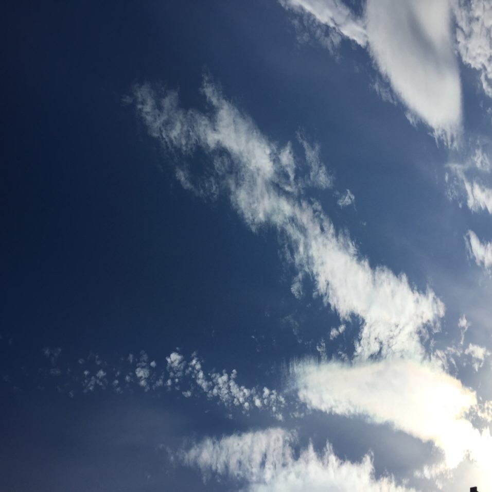 ein Blauer Himmel mit weißen Schleierwolken