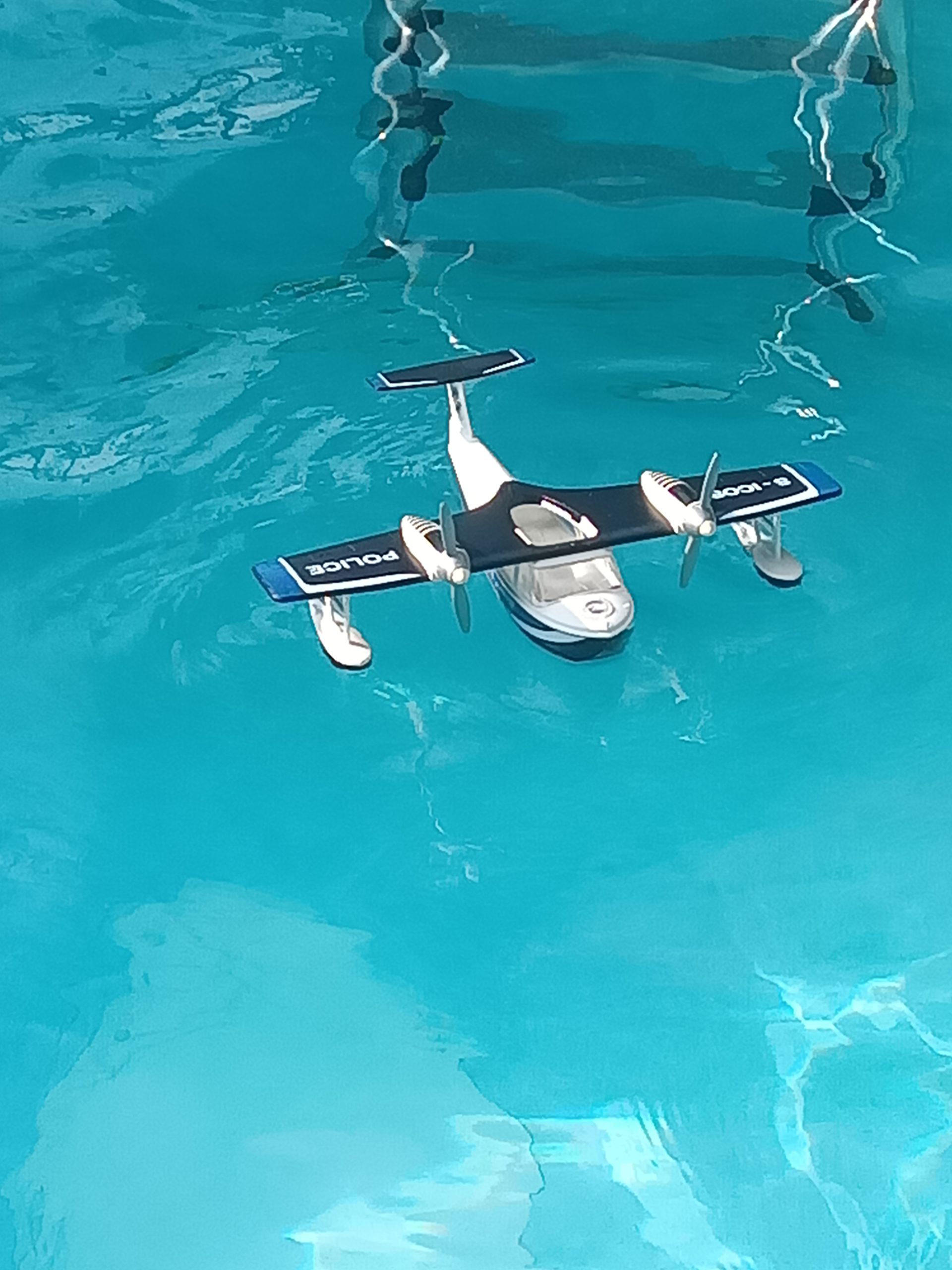 Ein Playmobilwasserflugzeug schwimmt im  Wasser 