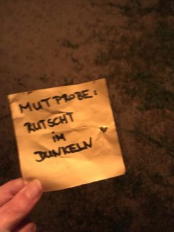 Ein Poist ist mit der Aufschrift: Mutprobe, rutscht im Dunkeln