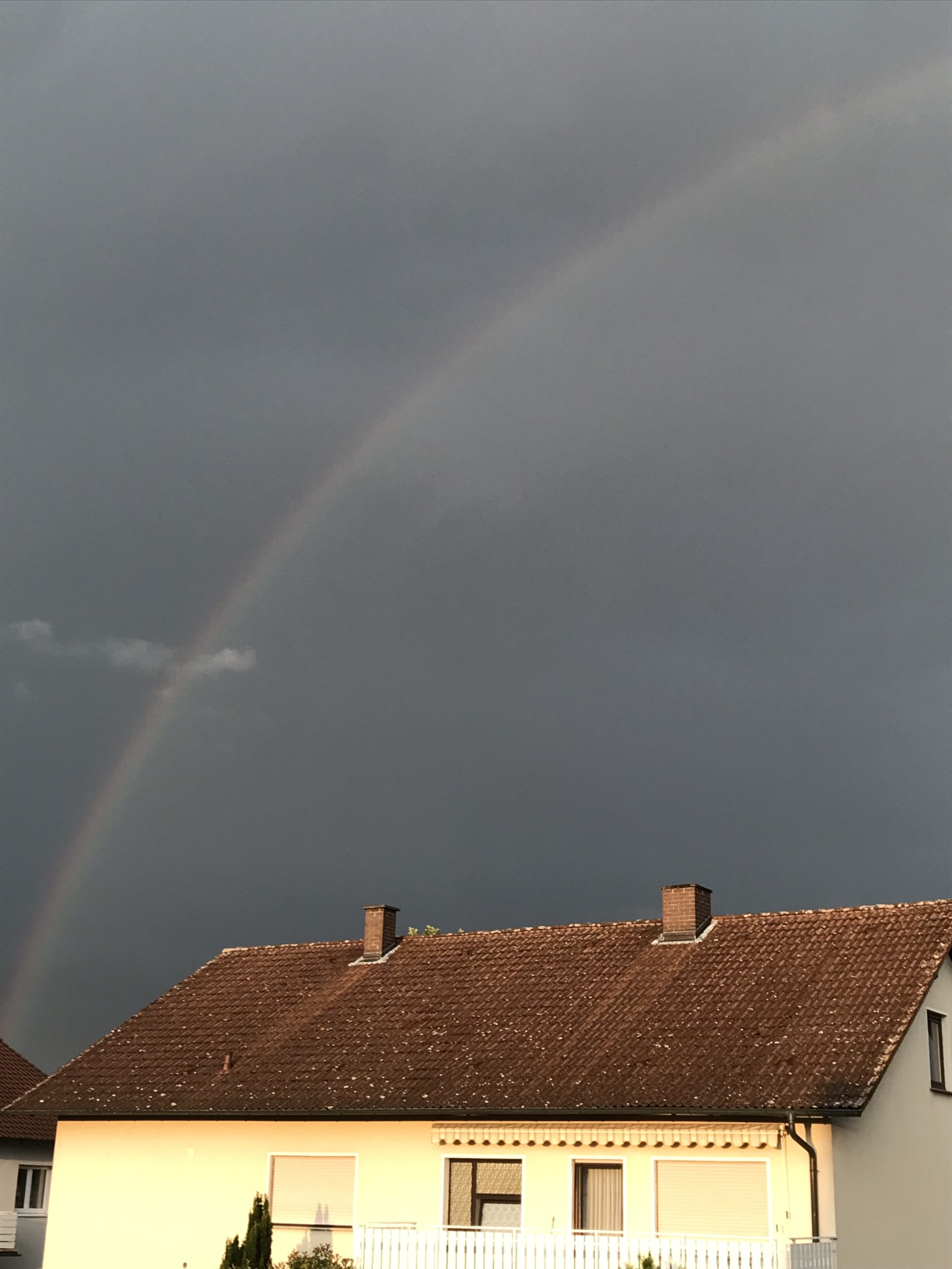 Ein Regenbogen über den Häusern 