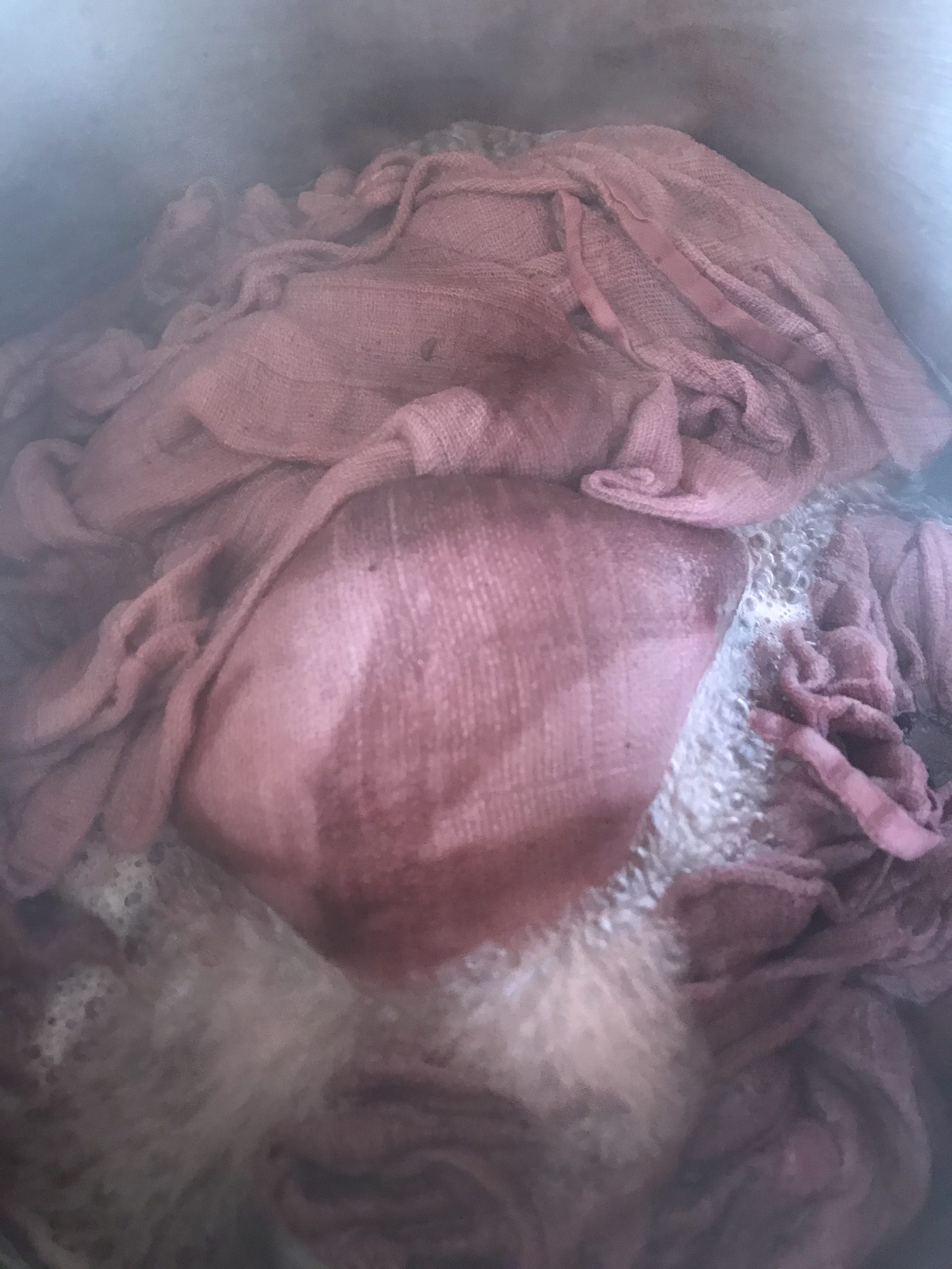 Ein Topf mit Tüchern die gerade lila gefärbt werden