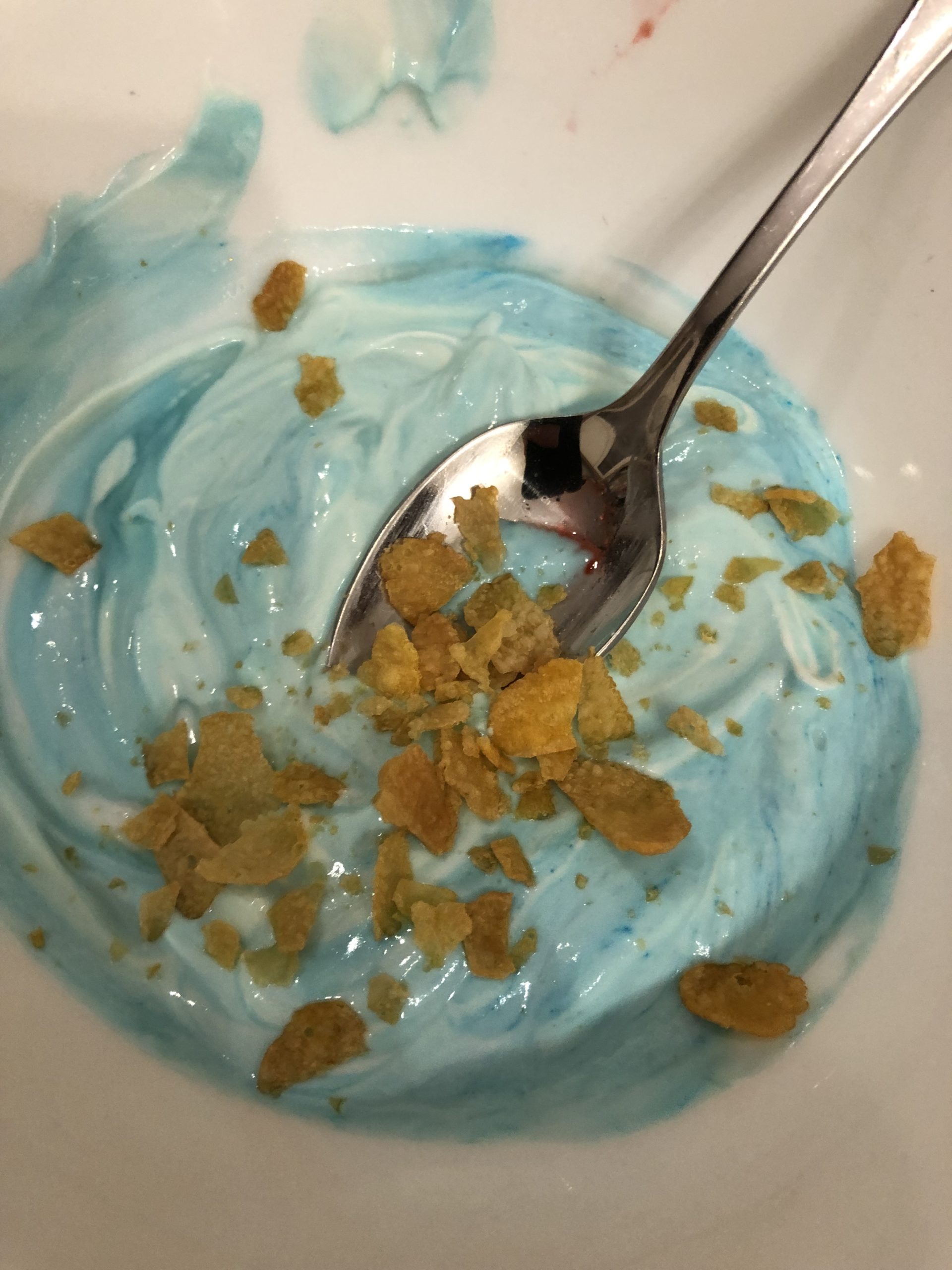 blauer Joghurt mit Cornflakes 