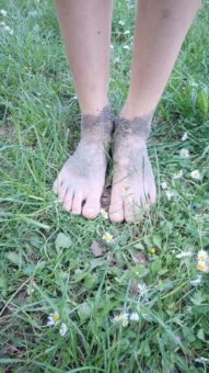 Sandige Füße im Gras