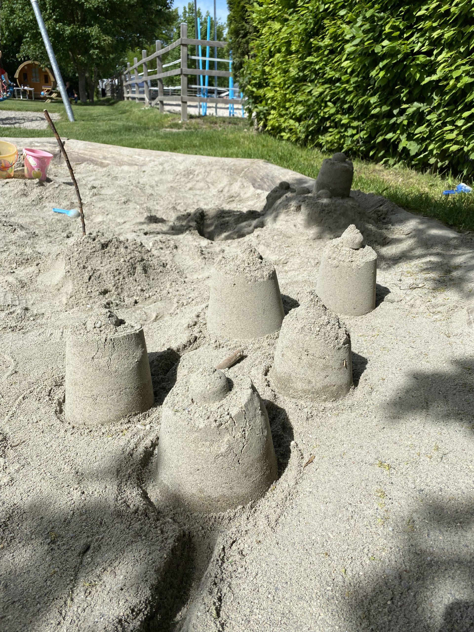 Eine Sandburg im Sandkasten 