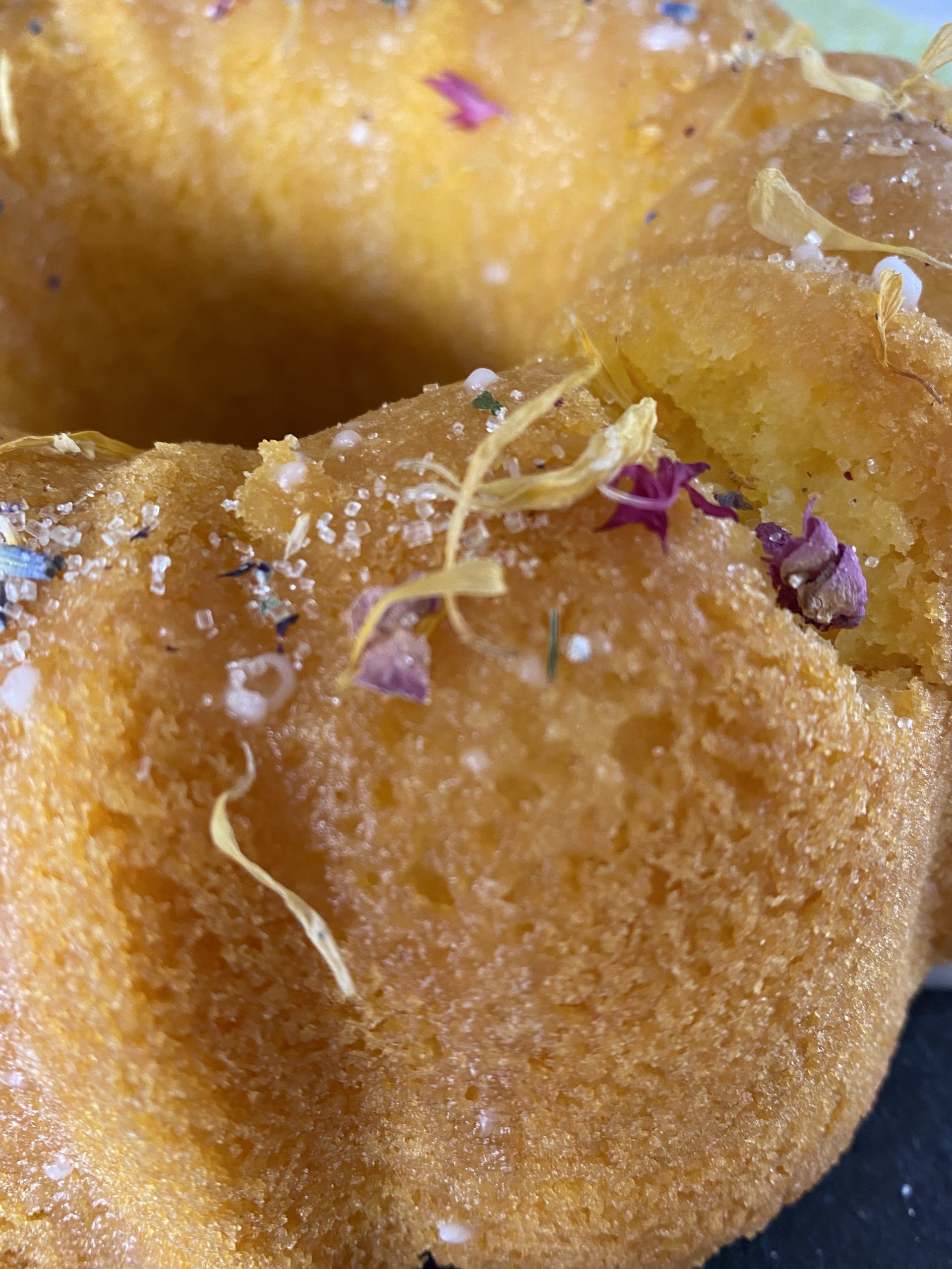 Der Kuchen in Nahaufnahme mit Blütenzucker bestreut 