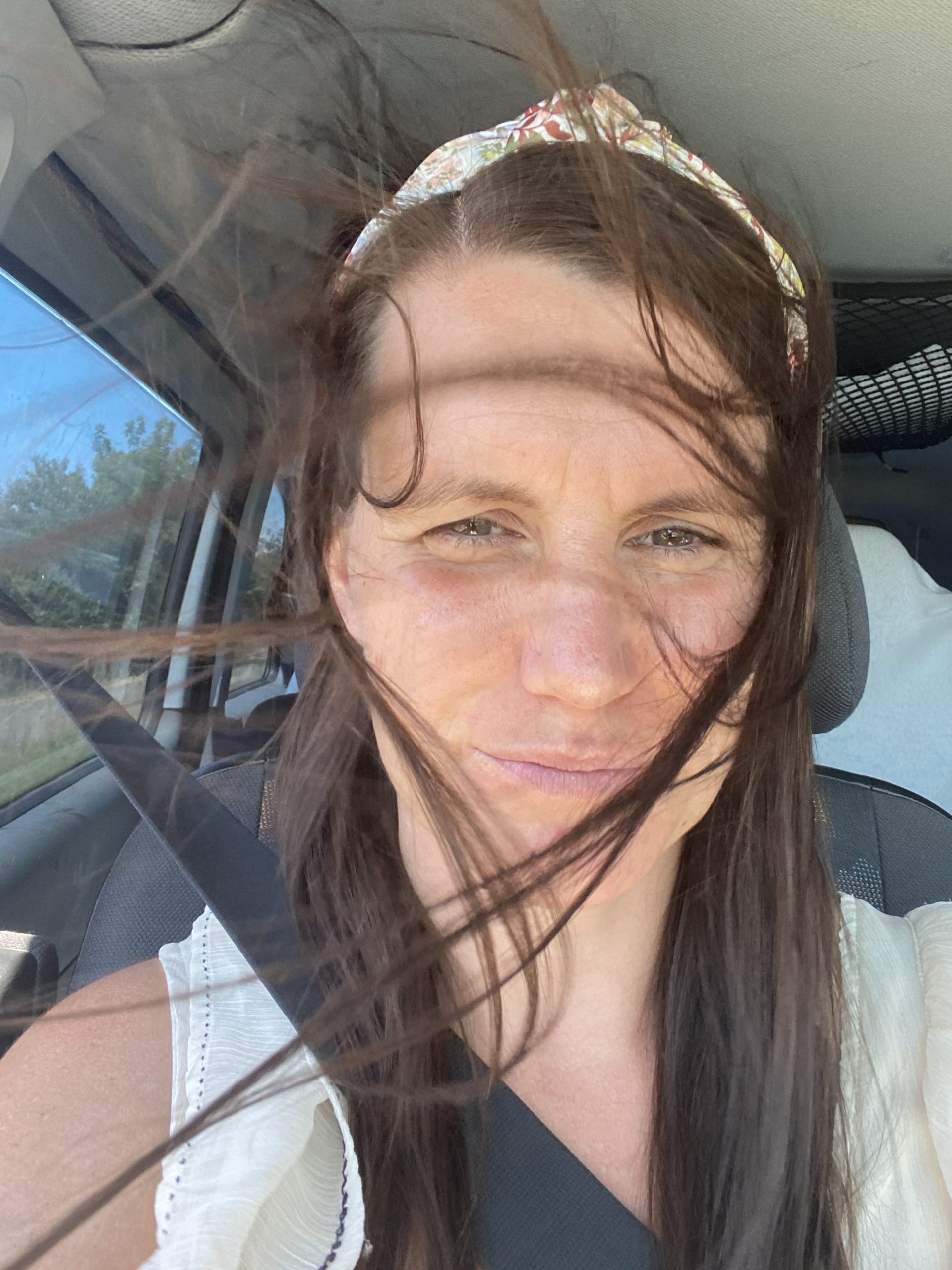 Mein Gesicht im Auto und die Haare werden vom wind verweht 
