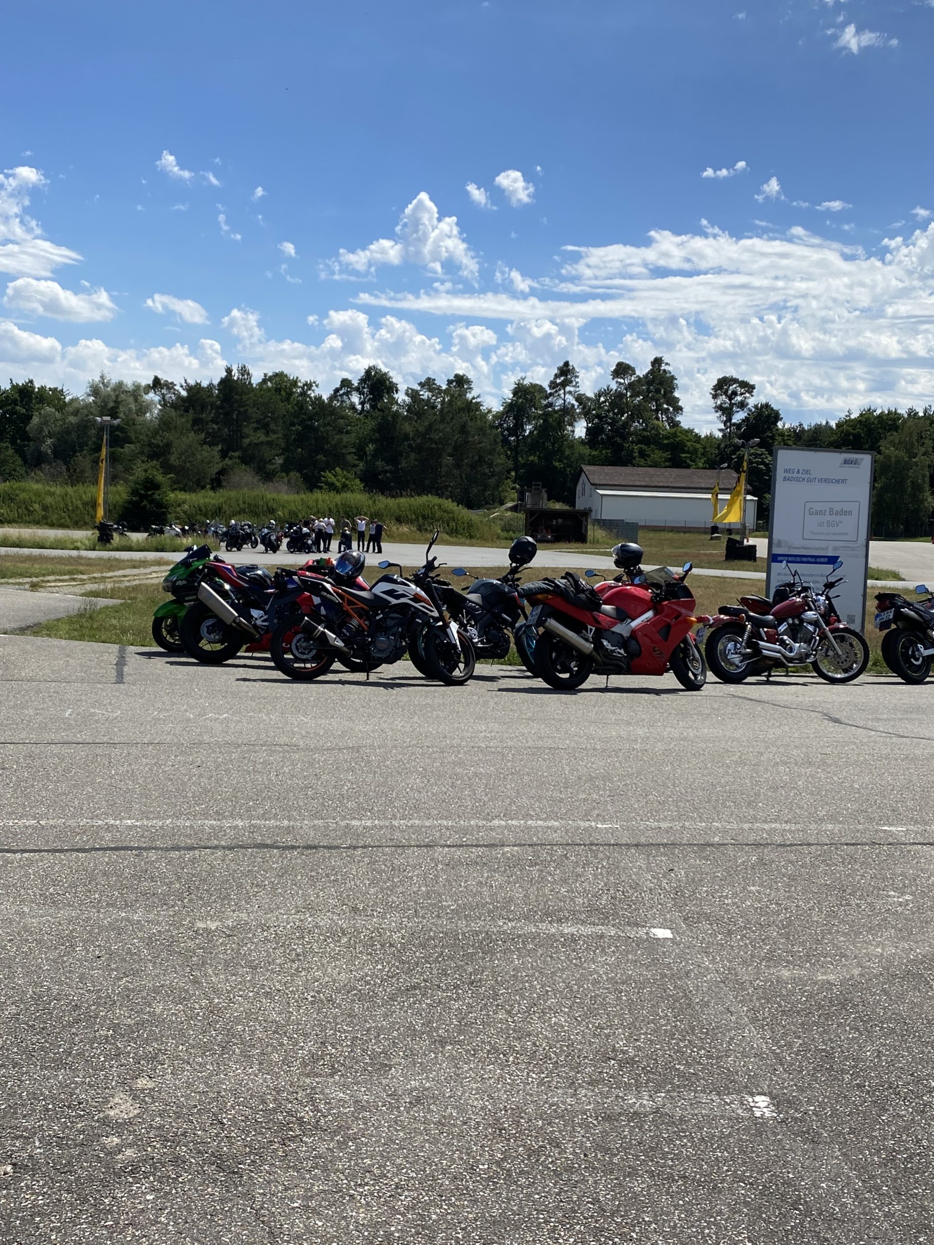 Viele Motorräder auf dem Verkehrsübungsplatz 