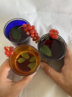 3 Gläser mit Eistee mit Minzblättern