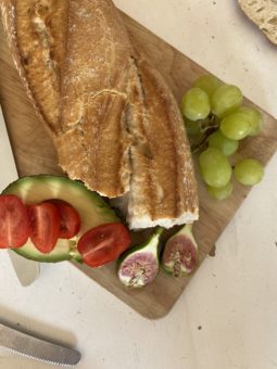 Brot mit Avodado, Tomaten und Feige