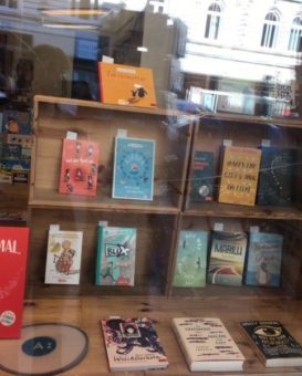 Das Schaifenster des Kinderbuchladens in Hamburg zum Thema psychisch kranke Eltern