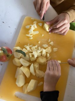 Die Kinder schneiden Äpfel