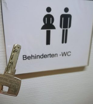 Ein Piktogram mit Frau und Mann und darunter die Schrift Behinderten - WC