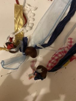 Kastanienwerfer mit Schnüren daran