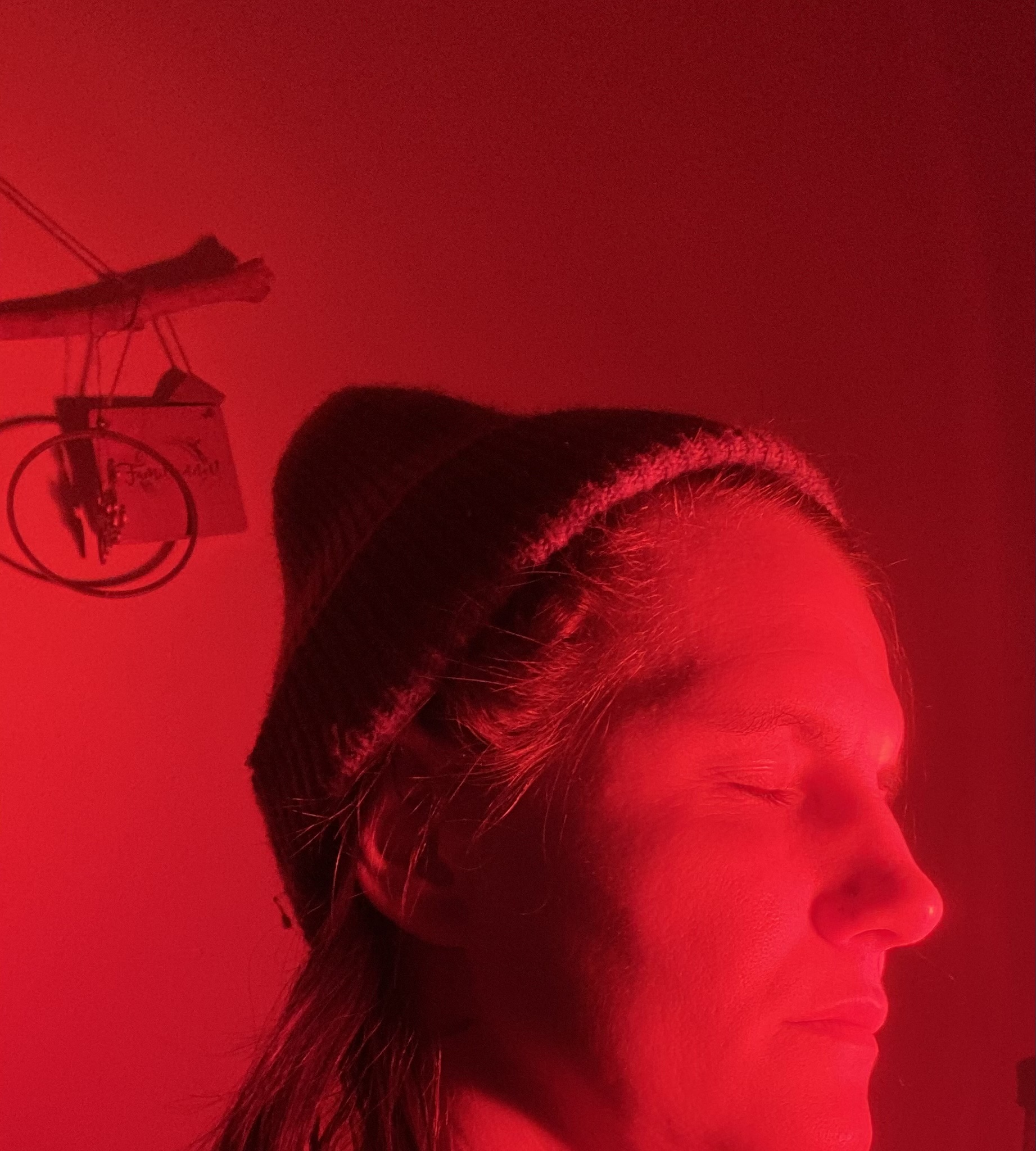 Mein Kopf mit hochgerutschter Mütze im Rotlicht 