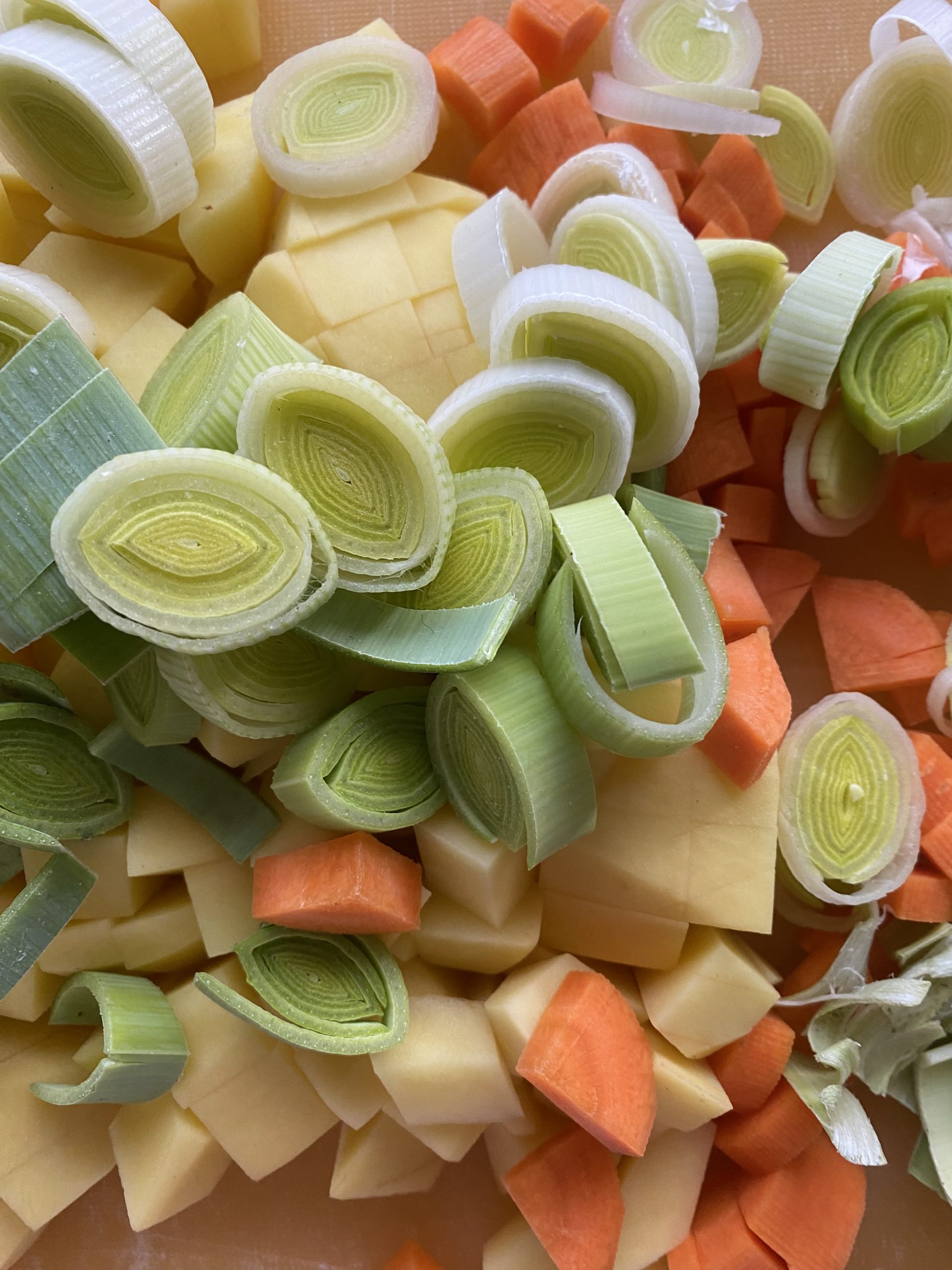 Klein geschnittenes Gemüse aus Kartoffeln, Lauch und Karotten 