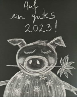 Ein Schwein auf eienr Kreidetafel mit Gutes Neues