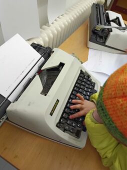 Das Kind an einer Schreibmaschine