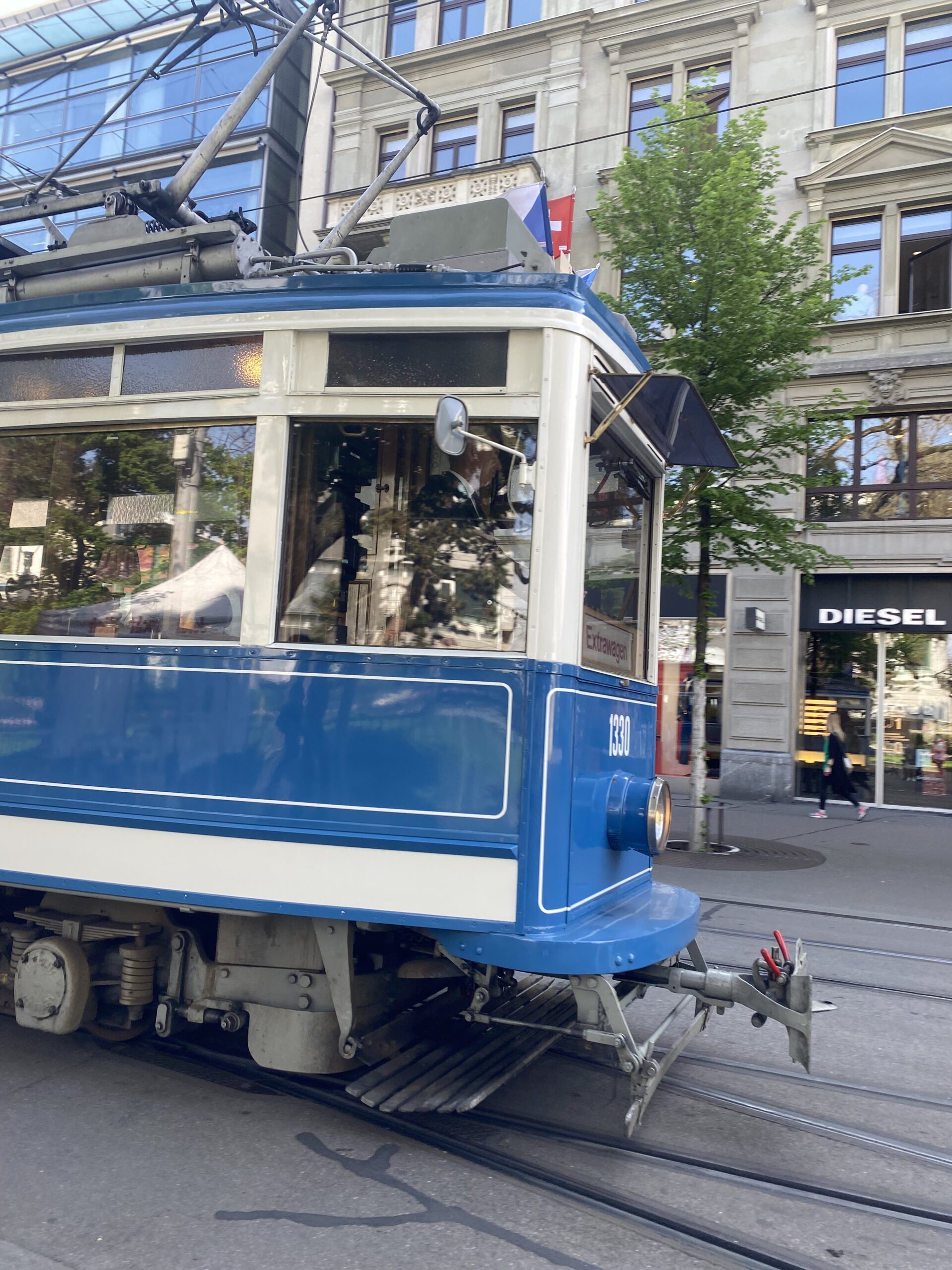 Die Tram in Zürich ist blau weiß, so wie die Stadtfarben an sich 