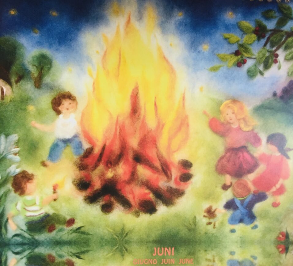 Ein gedrucktes Kalender Bild aus Filzfiguren 4 Kinder tanzen um das Sonnenwendfeuer