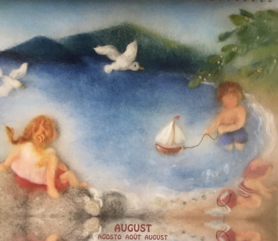 Ein gefilztes Bild bei dem ein See zu sehen ist. Hinten rechts spielt ein Kind mit einem Boot im Wasser vorne Links ein Kind mit lockigen blonden Haaren im Sand und mit steinen