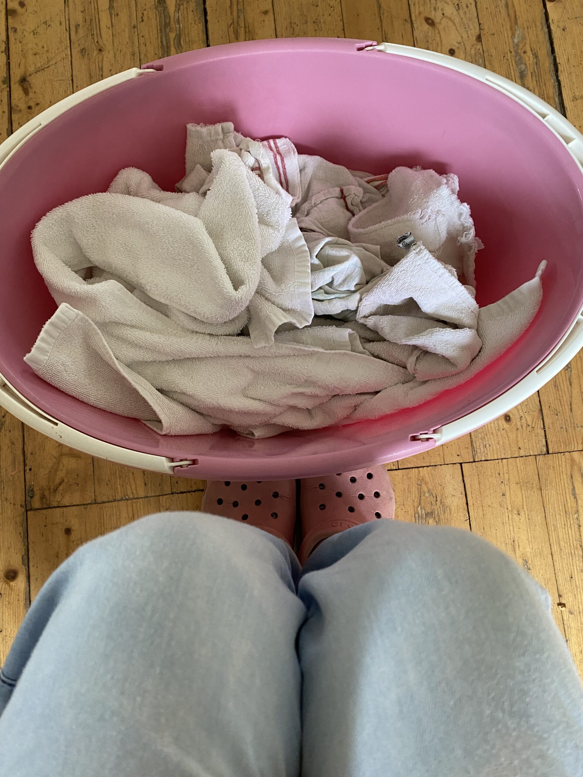 Wäschekorb mit frischen Handtüchern 