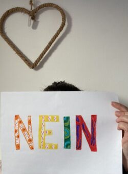 In bunten Buchstaben steht NEIN auf einem Blatt. dass ich mir vor den Kopf halte