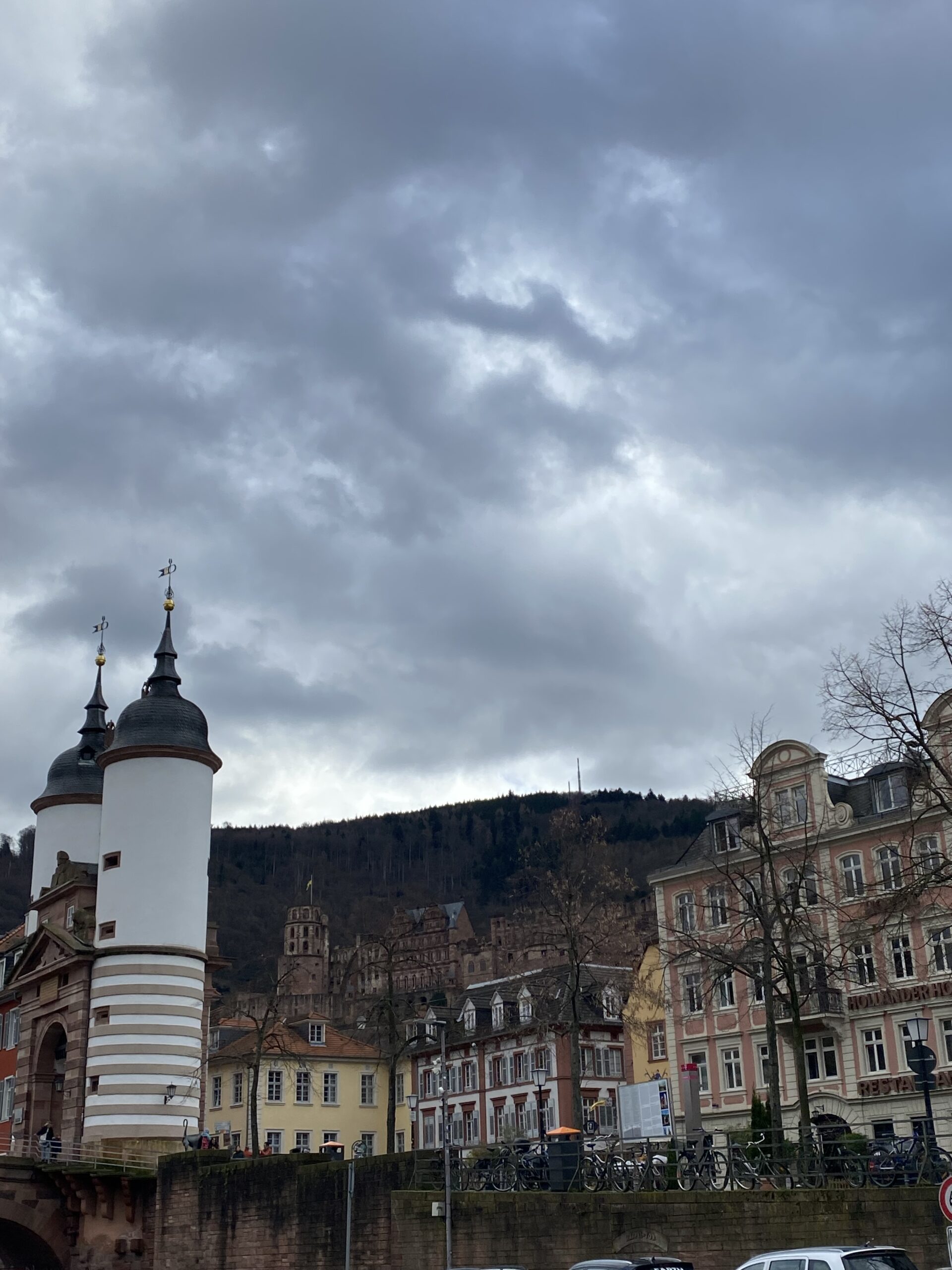 Die Türme der alten Brücke mit dem Blick auf Schloss Heidelberg 