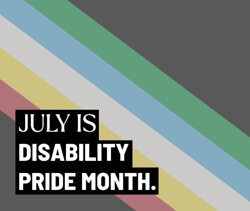 Ein grauer Hintergrund mit Querstreifen von links oben nach rechts unten in den Farben Grün, hellblau, weiß, gelb, rosa in weißer Schrift mit schwarzem Hintergrund steht: July is Disability pride month