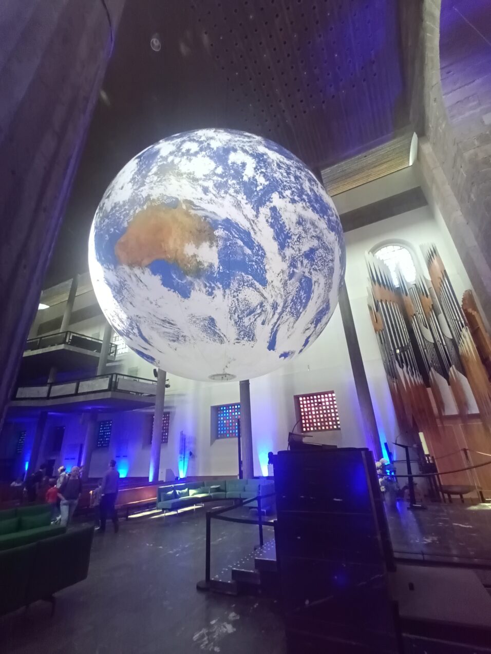 Die Lichtinstallation der Erde schwebend in der Kirche