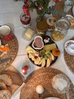 Ein gedeckter Früchstückstisch