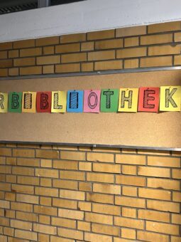 Einzelne DinA 4 Blätter mit Buchstaben die das Wort Bibliothek ergeben