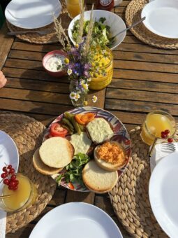 Abendessen mit Blumen und Sommerdrink