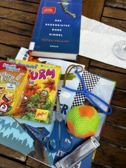 Ein Tisch voller Bücher und Spiele